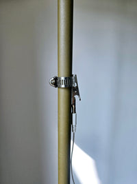 Detail van de krokodillenklem en de slangklem om een verwarmingsbuis