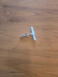 Earthle aardingssplitter op een houten vloer, met de drukknopaansluitingen zichtbaar