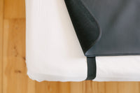 Coin du large tapis de sommeil de mise à la terre sur le matelas, maintenu par un tendeur