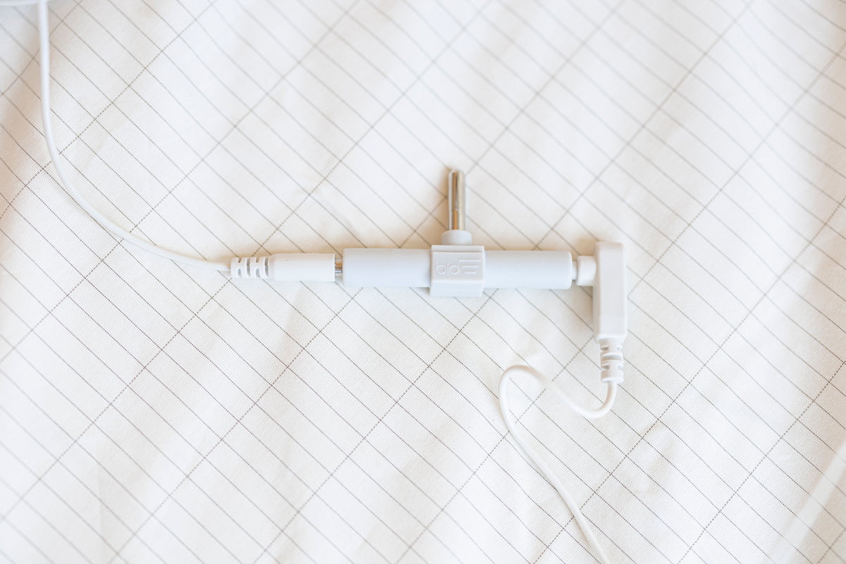 Aardingssplitter en kabel over de rand van een aardingslaken