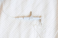 Aardingssplitter en kabel over de rand van een aardingslaken