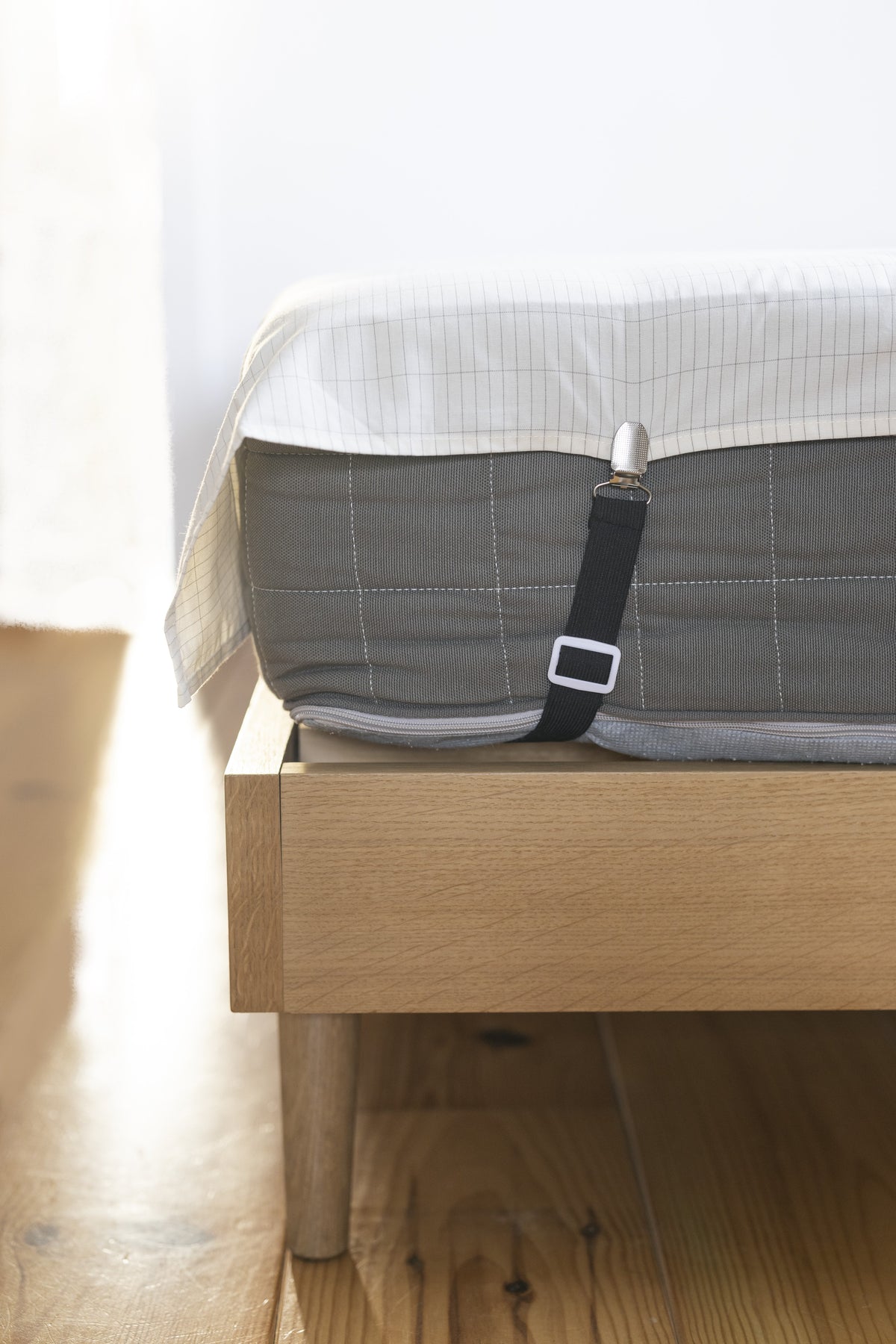 Tendeur de drap Earthle au coin du matelas, maintenant le drap de mise à la terre en place