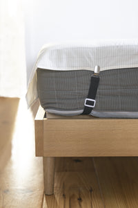 Tendeur de drap Earthle au coin du matelas, maintenant le drap de mise à la terre en place