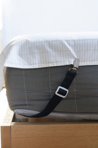 Tendeur de drap Earthle en diagonale sous le coin du matelas, le drap de mise à la terre par-dessus