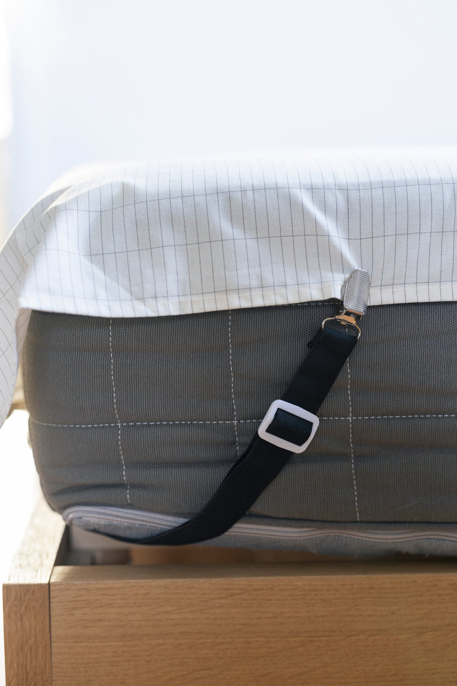 Un drap libre glisse, ceci le maintient tendu