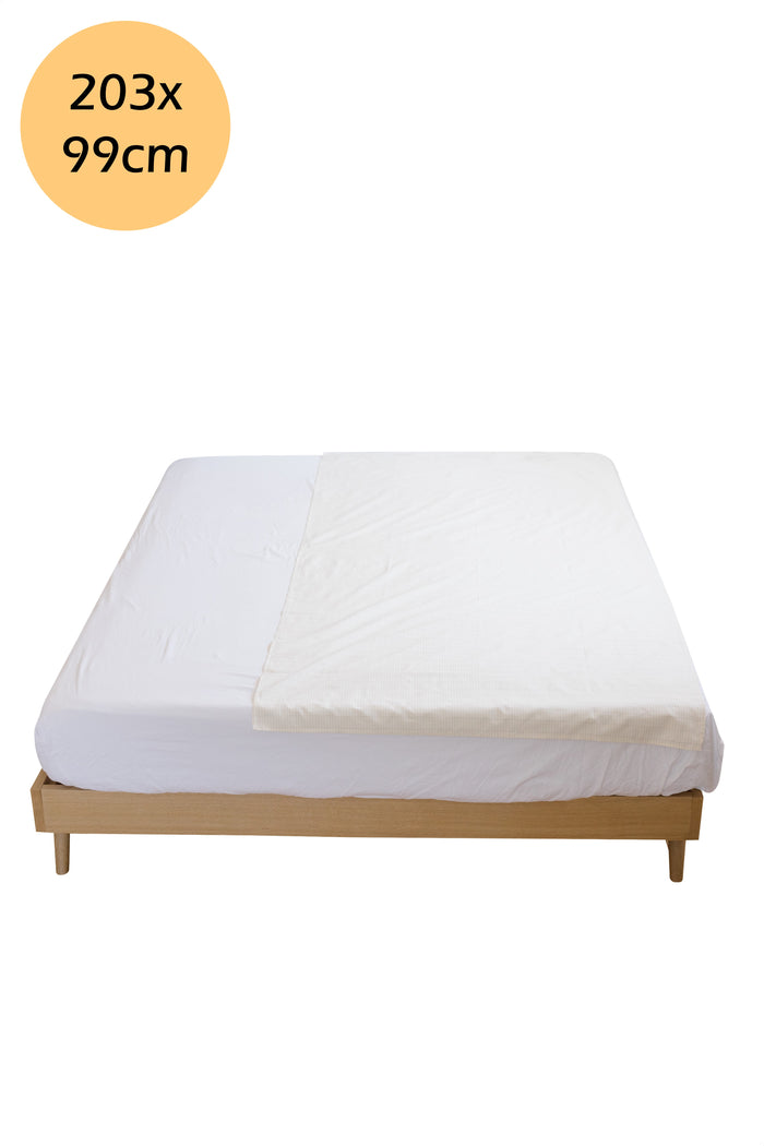Drap de mise à la terre Earthle sur un matelas dans un lit en bois, 203 x 99 cm