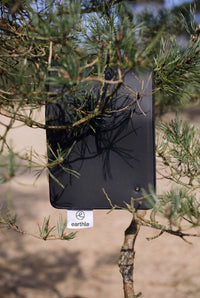 Tapis de bureau de mise à la terre Earthle, suspendu à une branche de pin dans la forêt