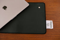 Tapis de bureau de mise à la terre Earthle vu de dessus sur un bureau en bois, avec un ordinateur portable et l'étiquette de marque